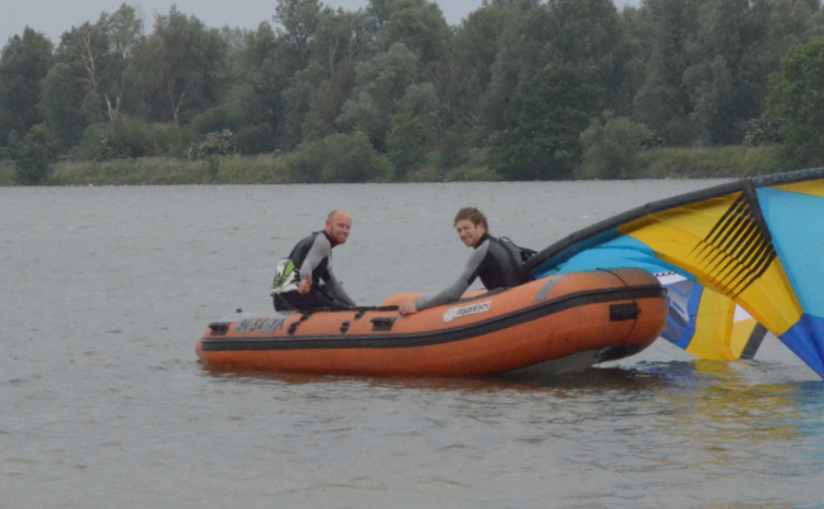 kitesurfles-met-radio-en-boot-bgeleiding-odfbynl5f8hvmtmmemky79wbes2e313zb1m2s85sfy